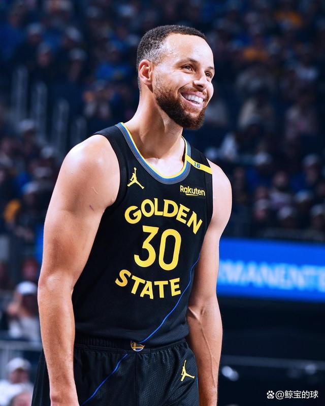 开云-库里投超远三分